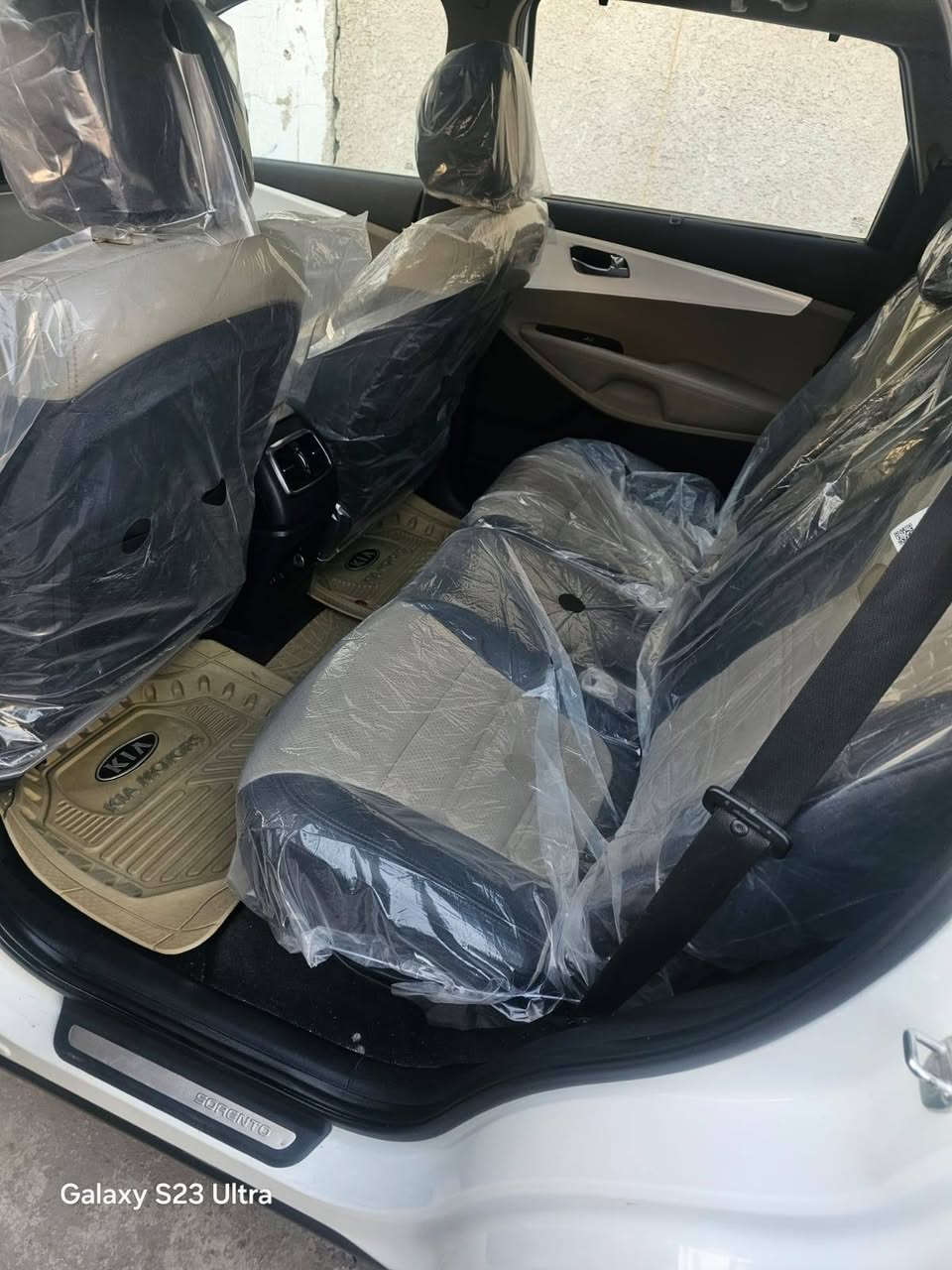 سلام عليكم 
السعر 215 
سورنتو خليجيه موديل 2020 
السياره صارله عندي 4 سنوات على ايدي 
السياره فول من عده كامرات ال5 والسايد بريك الدكمه 
بغداد باسمي تحويل ثاني يوم 
طخته مثل ما موضحك بالسونار 
جلد بانوراما بصمه والمواصفات المعروفه السورنتو  
مكاني بغداد 
بيع او مراوس حسب القناعه 
‏‪***********‬‏
