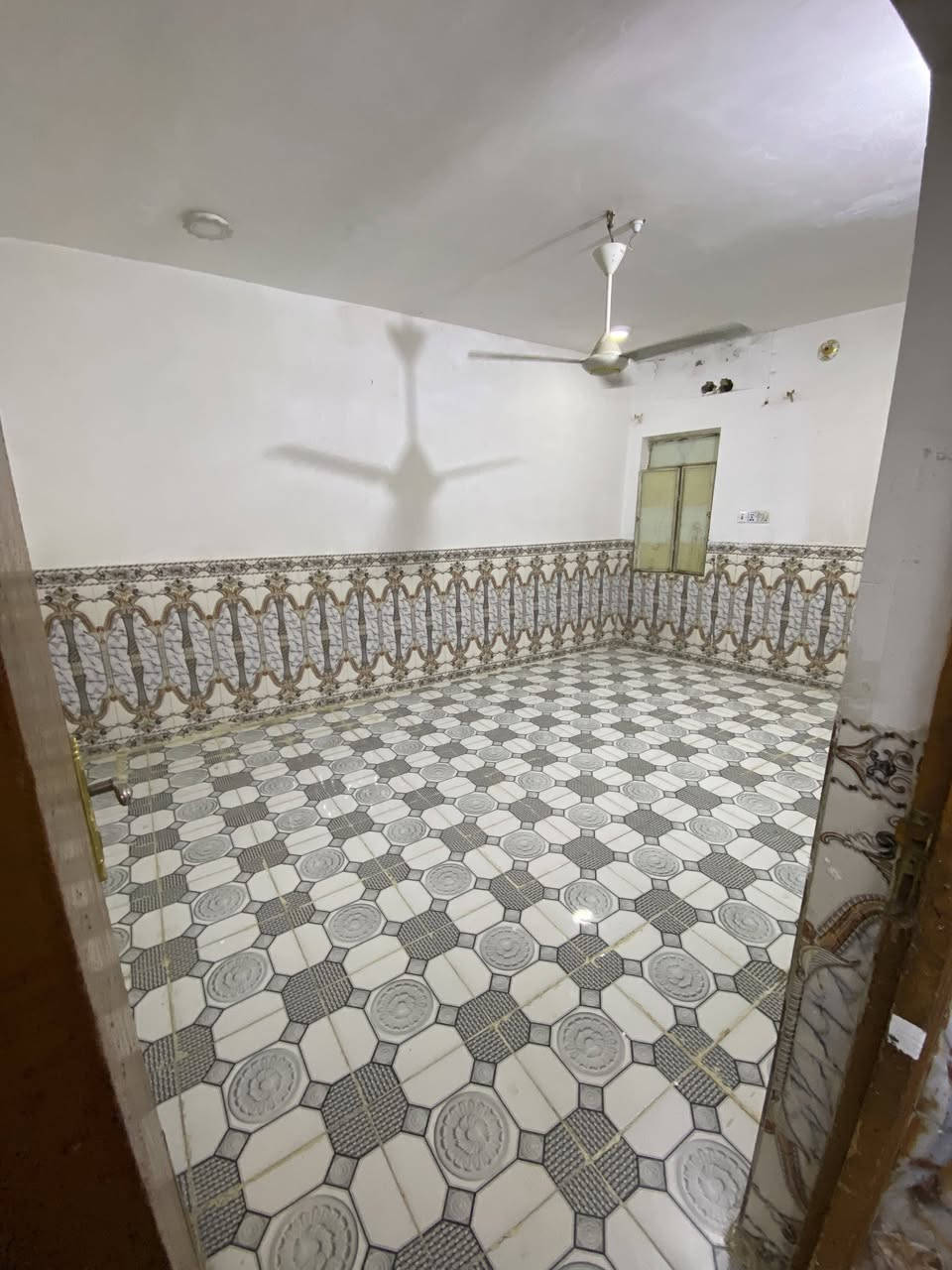 السلام عليكم
الدار للايجار 
شارع الحسينيه 
طابقين 
بناء حديث 
***********
ثلاث غرف       ثنين الطابق الثاني  وغرفه الطابق الارضي 
صاله 
استقبال 
مطبخ 
صحيات 
مخازن عدد ثنين 
البيت جاهز من كلشي ماء كهرباء
