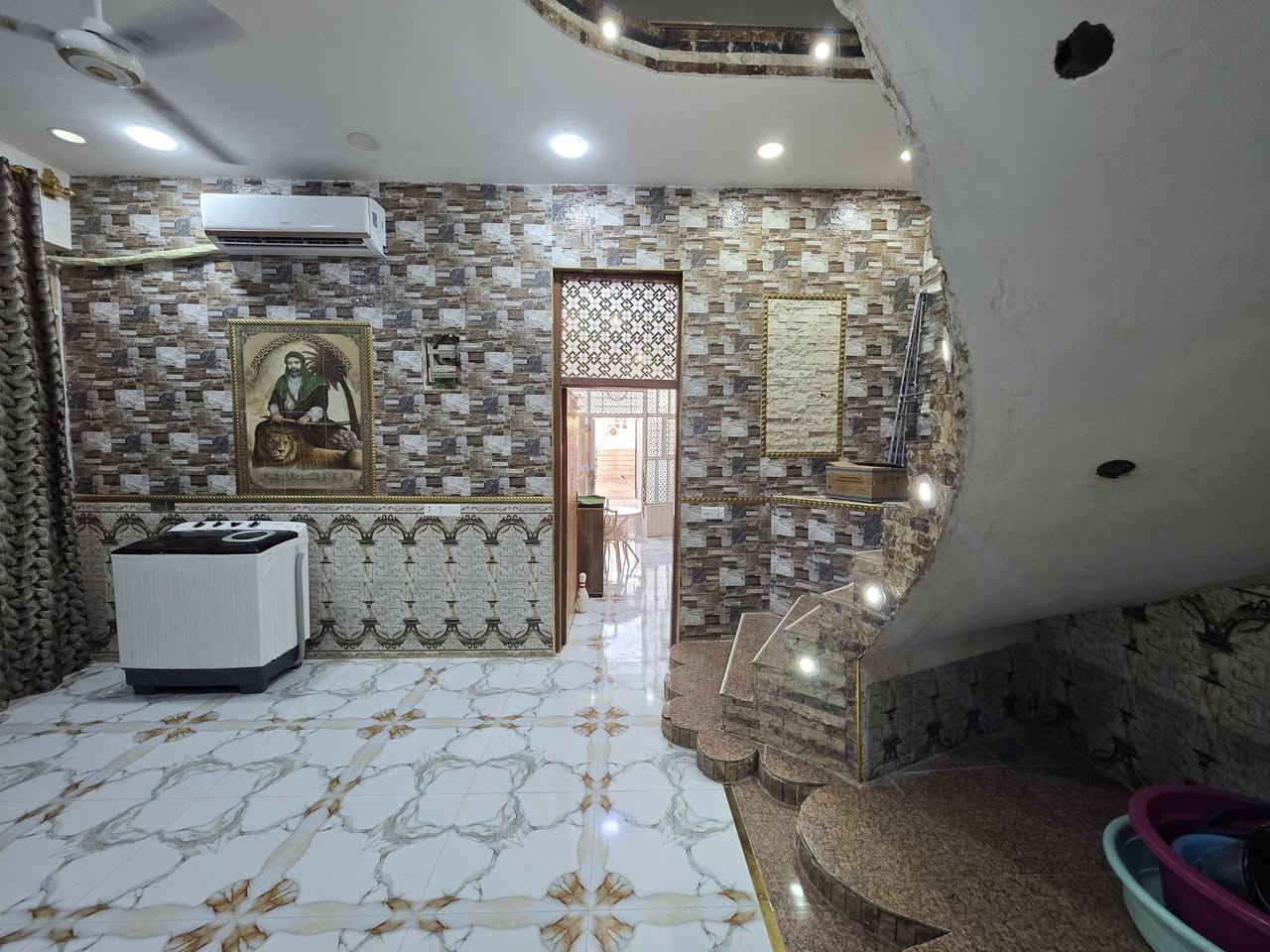 بيت للبيع المساحة ١٥٠ كوت حي الحكيم شارع الوائلي  قريب على الشارع البناء طابوق يحتوي على غرفة وصالة ومطبخ واستقبال وصحيات داخلية وخارجية السعر ٦٠ وبي مجال للاستفسار مراجعة دلالية احمد السعيدي للاتصال  *********** أو ***********
