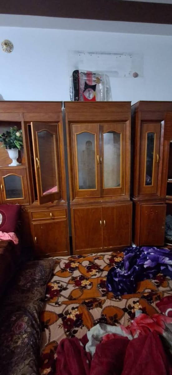 غرفة نوم بدون كنتور نضيفه السعر 375 وبيها مجال كاونتر السنك مرمر السعر 175وبي مجال مكلف بالنشر رقم صاحب الغراض***********
