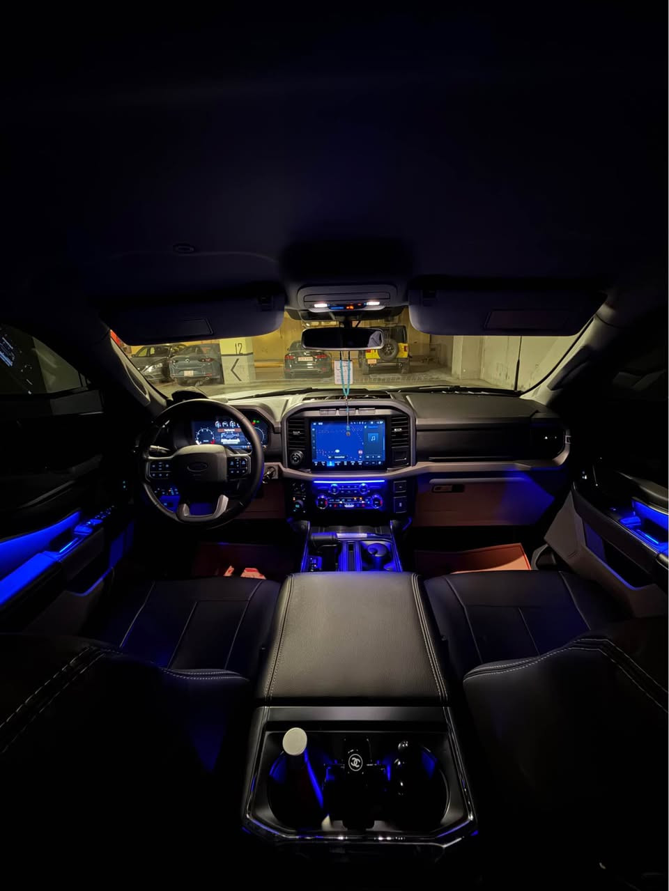 فورد اف-150 موديل Ford F-150 2024 V6 ) 2024)
المواصفات: السيار محولة بالكامل إلى Lariat (بدون بانوراما)، جير أرضي،
عداد : ١٠ الف مایل 
بحالة ممتازة جداً وجاهزة للاستخدام بدون أي مصاريف.
أ المواصفات المحرك والأداء:
• نوع المحرك:V6 3.5 twin power turbo
* ﻿﻿القوة الحصانية: 400 حصان (عند 6000 دورة في الدقيقة).
*کتاب : النافزە اسود ٪٨٠ 
*کامل کل شئ جمیل لکمالیات 
* ﻿﻿العزم (678 :(Torque رطل-قدم (عند 4250 دورة في الدقيقة).
* ﻿﻿الإطارات: مجهزة بطقم ويل وإطارات مميزة وجميلة جداً.�الشاشات والمقصورة الداخلية:
* ﻿﻿الشاشة المركزية: شاشة كبيرة مقاس 12 إنش تدعم نظام SYNC 4.
* ﻿﻿شاشة العدادات: شاشة رقمية (ديجيتال) مقاس 12 إنش.
* ﻿﻿الكونسول الوسطي: الجير قابل للطي للأسفل ليتوفر لديك طاولة مسطحة ومريحة لتناول الطعام أو العمل على اللابتوب.
) أنظمة الأمان ومساعدة السائق:
* ﻿﻿الحساسات: حساسات أمامية وخلفية.
* ﻿﻿الكاميرا: كاميرا خلفية (مع ميزة كاميرات 360 درجة).
* ﻿﻿نظام BLIS: نظام مراقبة النقطة العمياء على المرايا الجانبية (يدعم�مراقبة المقطورة الخلفية في حال سحبها).
* ﻿﻿نظام Autobrake: نظام الفرملة التلقائية في حالات الطوارئ (-Pre
رقم تلفون : ***********
(Collision Assist
* حالة الهيكل والسيارة:
* ﻿﻿الصبغ:بدون صبخ و بارد و بدون قطعه تغير 
• السعر: 365ورقة (36.500دولار) مع مجال قليل للشاري الطيب.
• المكان: السليمانية السليمانية, العراق
