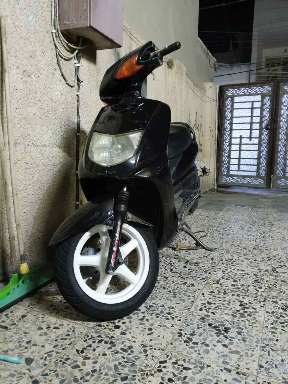 السلام عليكم بيع مستعجل 
سكنس نثيه 140 دراجه مكفوله من كلشي 
جديده وشوفت عينك لادخان لاتنقيص لاصوت كلجات جدد صالهن سبوع بيها ب 90 شادهن كابريتر جديده تايرات دراجه كامله ع اخر حبايه 
نقصه يده بريك امامي غيرها كلشي منقصها 
سعرها 350 
مكاني دوره حي الصحه :***********
