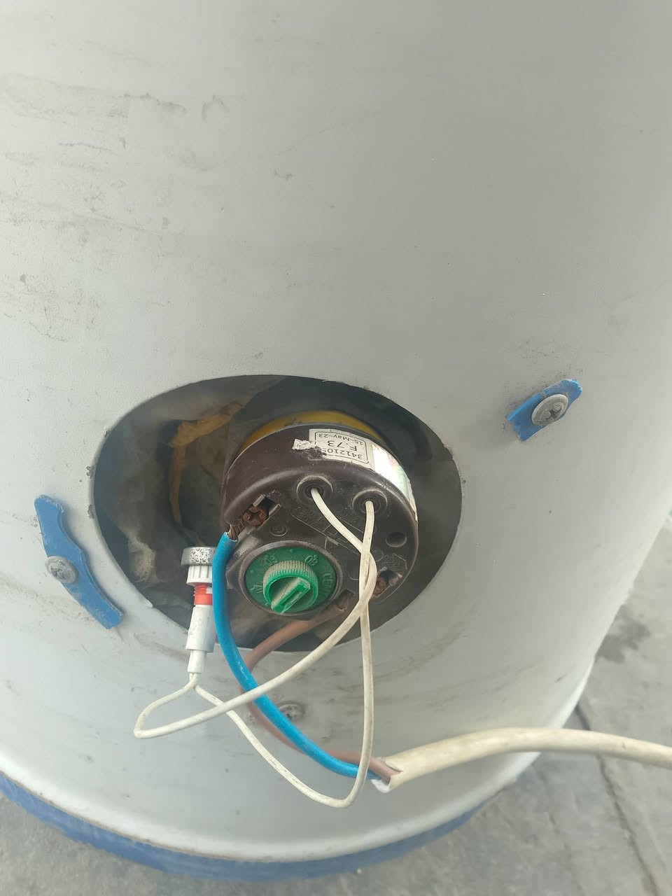 كيزر نظيف استعمال شهرين شرط الشغل حجم 120ليتر السعر ب40الف قفل قفل قفل بدون دهره مكاني المعقل هاتف ***********
