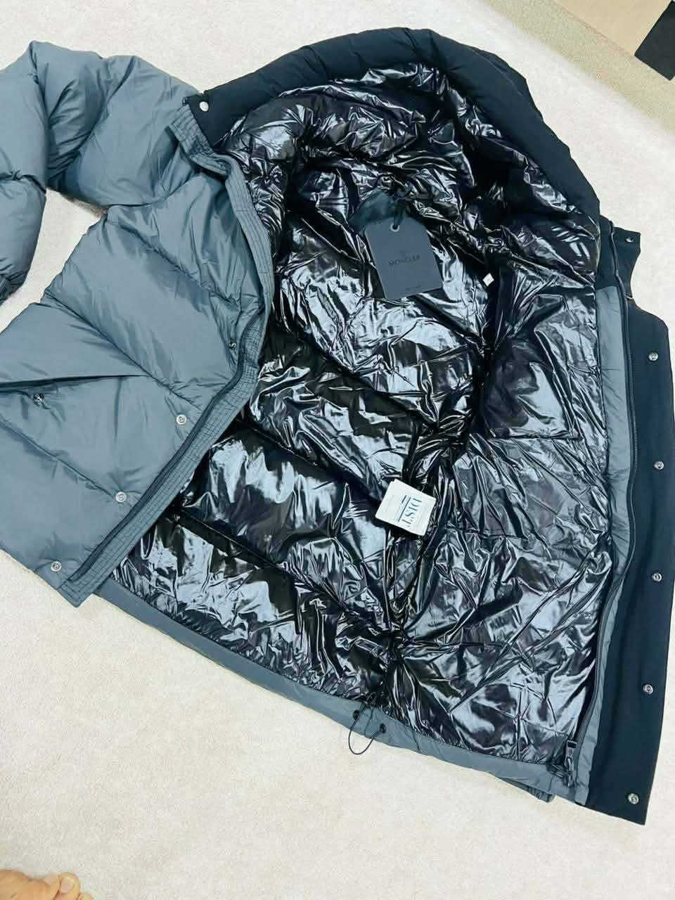 قمصلة ماركة مونكلير
اورجنال 100%
صنع ارمنيا
قياس لارج
بيه باركود للتكيد اورجينال
سعر شركة 1700باوند يعني 22ورقة 
للسعر على خاصل او على واتس اب
***********
