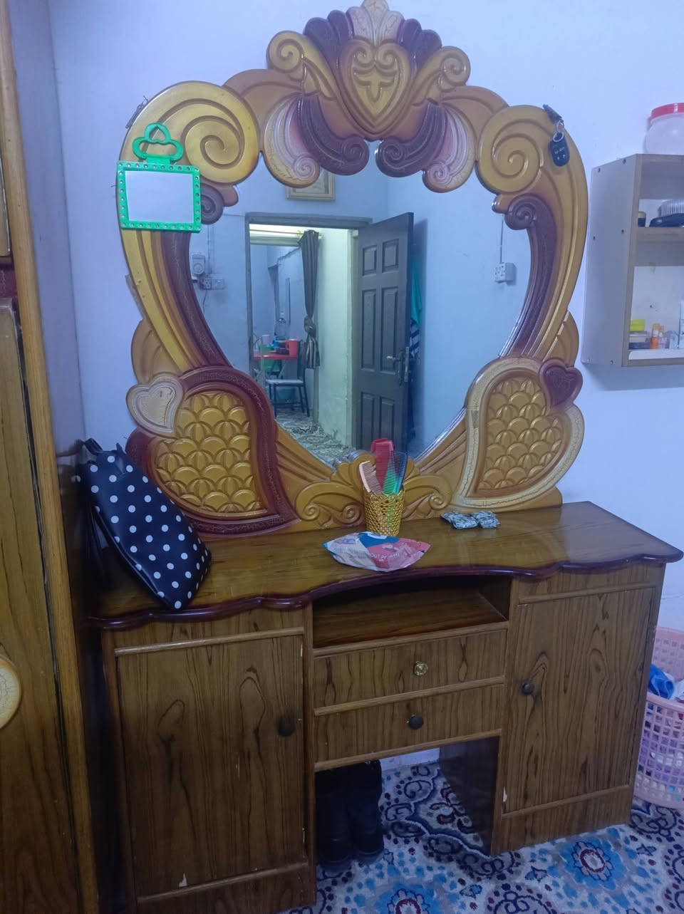 سلام عليكم غرفة نوم مستعمله جديده للبيع ٤٠٠ بيها مجال بصيط للشراي مكاني كربلاء الحر تصال ***********
