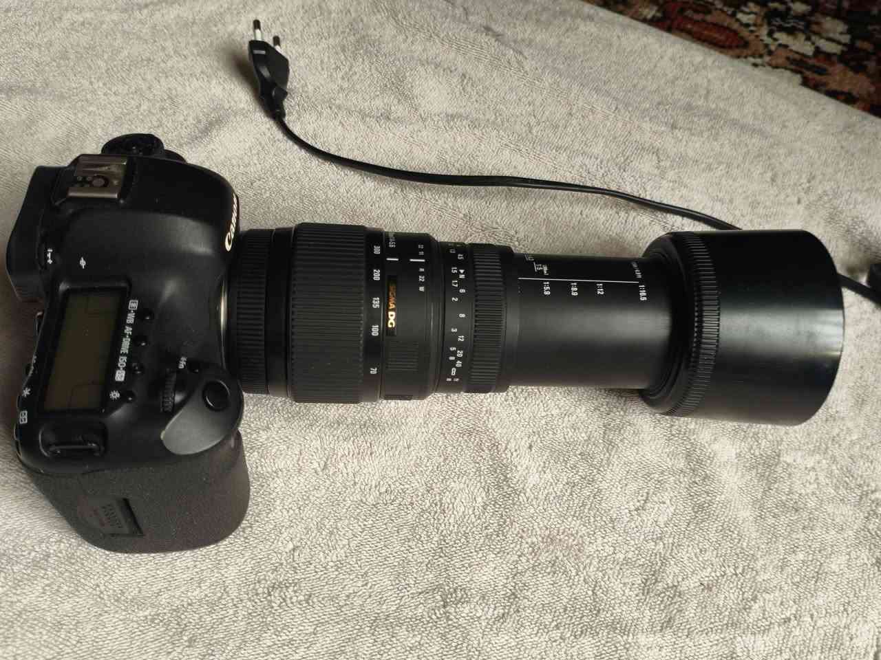 كامرا كانون فايف دي مارك 3 كامرا راقيه وحلوه كلش غنيه عن التعريف   مع زوم 70/300 شركه سكما وبطاريه وشاحنه ودرع حمايه بسعر مليون وبيها مجال  لتواصل،👇🏻***********
