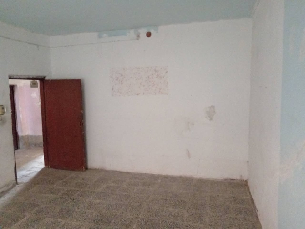https://www.facebook.com/share/p/1HJ
aM4Drk1/

للبيع بيت طابو صرف في محافظة بابل. قضاء المحاويل - حي الانتصار(الاسرى) * طابق واحد.

غرفة. مطبخ. استقبال. هول. طارمة. السقف كونكريت مسلح، مطبق فرشي

المساحة: 200م² 

الموقع: خلف مستشفى المحاويل العام مباشرة، تبليط أمام الباب 

البناء: بناء تسعينات، 

الخدمات: ماء + كهرباء واصل، تبليط بباب البيت، عرض الشارع ١٠م

للاستفسار والاتصال: ***********
