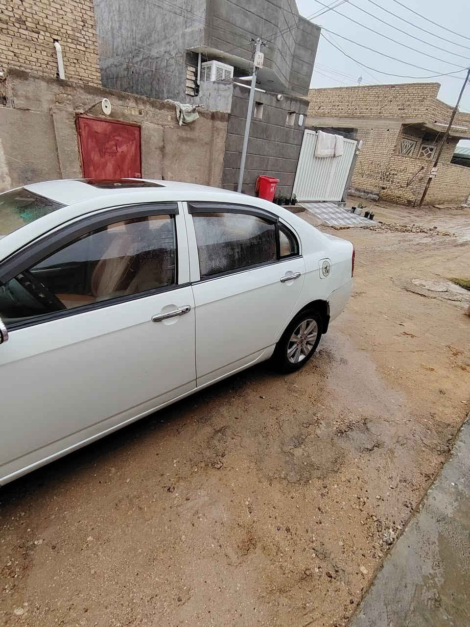 ليفان للبيع موديل 2012 مكفوله من الصبغ ولضربه تبريد شغال تدفه شغل فتحه سقف ***********
