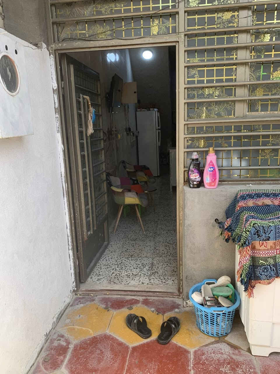 بيت للبيع المساحه 100 متر طابق واحد يحتوي على طارمه صحيات خارجي مطبخ استقبال صاله غرفه نوم كبيره صحيات منور سطح مكانه شارع البارون حي موسى الكاظم عرض الشارع 12 متر تبليط خدمات كامله السعر 
130 مليون للاستفسار اكثر ☎️ ***********/
***********
