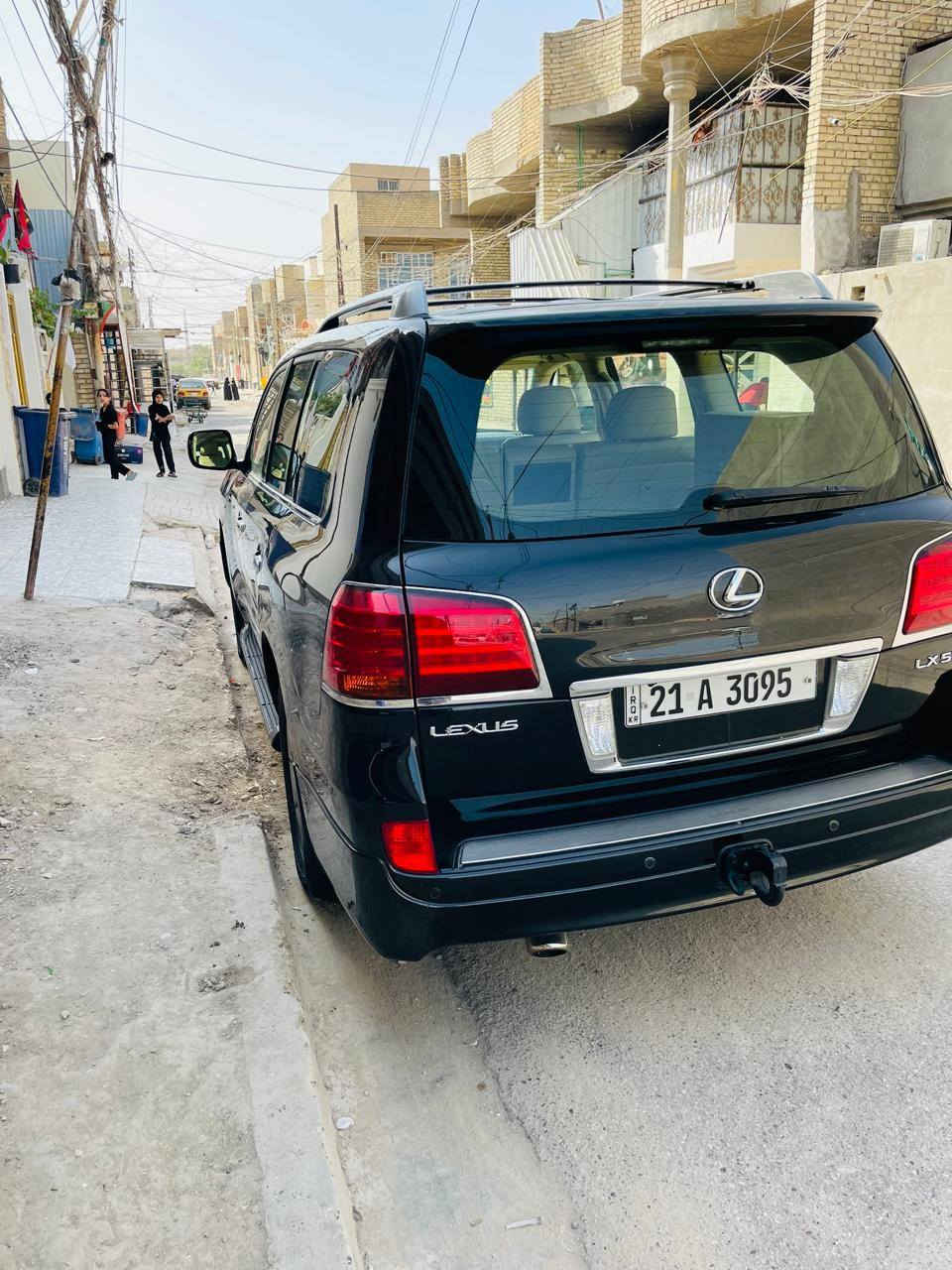 السلام عليكم
لاندكروز لكزز 2011

 سياره جديده بدون صبغ بيها الباب الخلفي والجاملغ الخلفي راشيهن كلير  مو صبغ ركز اكلير 

سياره ماشيه حقيقي 148 الف

كلشي بيها مكفول 

 السعر 340$ وبيها شي بسيط 

***********
