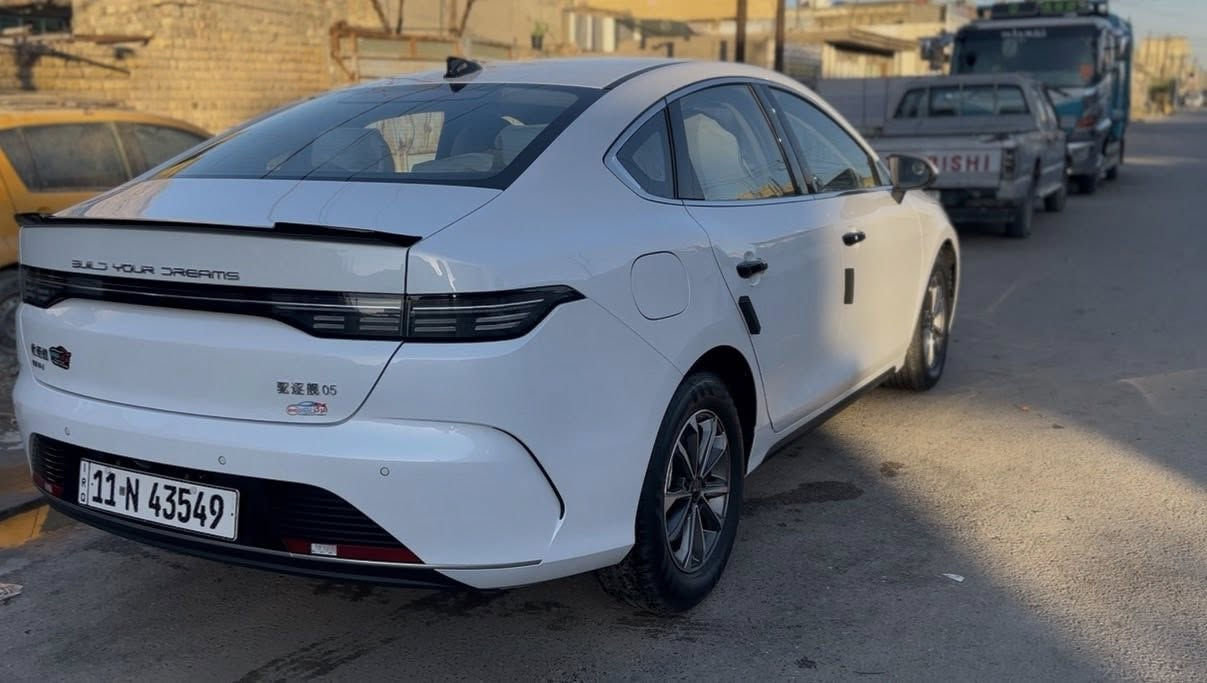 السلام عليكم للبيع سيارة بي واي دي دستروير  (BYD Destroyer 05) موديل 2025 ، السيارة اخت الزيرو وماشية 5,000 كم فقط (عداد كلي ODO)، أما ممشى المحرك الـ HEV) فهو 1,750 كم وقابل للزيادة البسيطة لأن السيارة مستخدمة حالياً. السيارة مجهزة بإضافات "سبايدر" كاملة وكماليات جمالية تنطيها شكل مميز ومزودة بنظام ترفيهي متطور مع إمكانية تشغيل تطبيقات (Android) وشاشات تدعم كل احتياجاتك. ومحافظ عليها بشكل دقيق جداً، وملاحظة للأمانة السيارة بيها طعجة بسيطة موضحة بالصور (ترجع بي دي ار  يم التاير، وما مأثرة نهائياً لا على الأداء ولا على الشكل العام وصارت نقرة ب باب الراكب بسبب حصواية ب الطريق نضربت  ربع اصبع او اقل 
السعر: 20 مليون والي ما يعجبه السعر أو المواصفات خل يعبر (بدون إحراج. السيارة جاهزة للبيع، والجاد بالموضوع يراسلني على الخاص واتساب او ماسنجر فقط ***********
