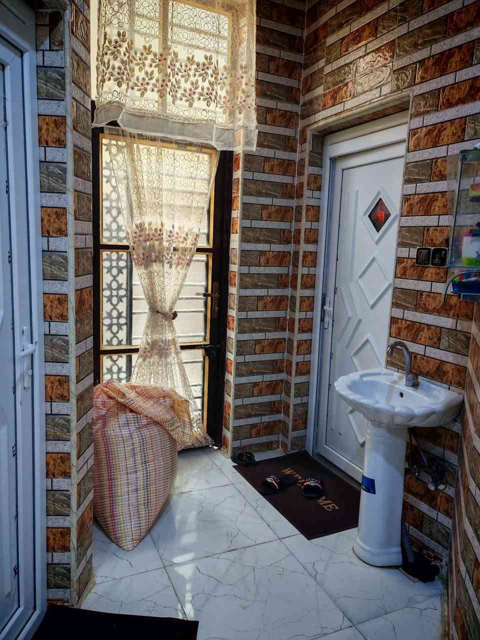 بيت للبيع 
مساحه 200 م 
واجهه 10 ونزال 20 
نزلة سعد بيجو خلف ابو ظاهر 
يحتوي على غرفتين نوم وهول واستقبال ومطبخ حار وبارد ومجمع صحيات 
البيت جديد قبل 4 اشهر كمل بناء مالته
طابو زراعي سند25
سعر 90

مكتب وعقارات الوارث
***********
