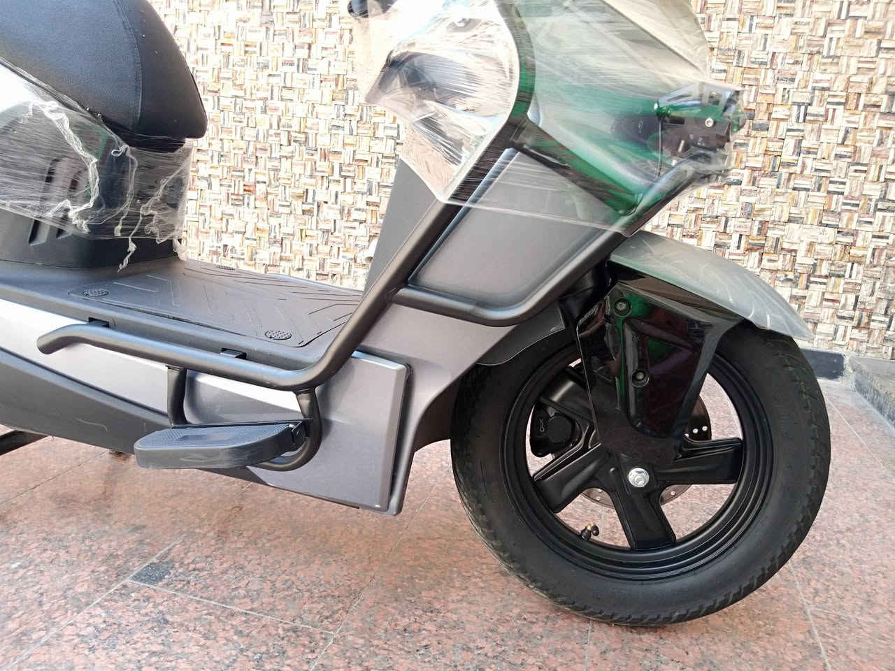 * **دراجة شحن قرش (EcoXtrem)** – زيرو بحالة الوكالة (جديدة نايلون الشركة لسه عليها)
 * **الموديل:** 2026
 * **المحرك:** ملف قوي بقدرة 2000 واط
 * **اللون:** رصاصي ميتاليك مميز مطعم باللون الأسود
 * **حجم الويل (الإطارات):** ويل حجم 12 إنش رياضي مميز
 * **البطارية:** منظومة تتكون من 6 بطاريات شحن لأداء قوي وعمر تشغيلي ممتاز
 * **السرعة:** سرعة فائقة تصل إلى 90 كم/ساعة
 * **أنظمة التشغيل والتحكم:** تدعم التشغيل الذكي الكامل (سويتشين أصليين عدد 2 + كارت ذكي NFC عدد 2 للتشغيل عن قُرب)
 * **الأمان والحماية:** مزودة بهيكل معدني أنبوبي أسود (مصدات حماية جانبي وأمامي) لحماية جسم الدراجة من الصدمات والخدوش
 * **نظام الكبح:** فرامل ديسك (Disc Brake) خلفية متطورة توفر استجابة سريعة وأماناً عالياً
 * **الإضاءة:** لد لايت (LED) أمامي عالي الوضوح مدمج بالواجهة + كشافات عدسات إضافية سفلية لزيادة الرؤية الليلية
 * **الراحة والثبات:** مساعدات (دبلات) خلفية مزدوجة مريحة لامتصاص الصدمات، مع دواسات ألومنيوم خلفية قابلة للطي لراحة الراكب
 * **الملحقات والأوراق:** مرايا جانبية عصرية + حامل معدني خلفي + **للعلم وصل الشراء الأصلي للمراجعة موجود**
**العنوان /** بغداد / حي القاهرة
**رقم الهاتف /** ***********
**السعر /** مليون و 100 ألف دينار
