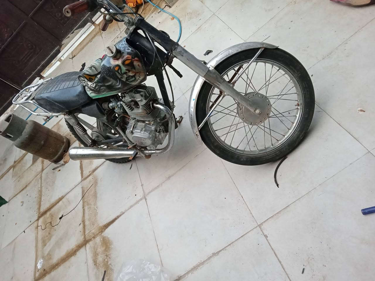 للبيع دراجه ايراني رياضيه نوع جني 5كير دراجه شغاله كامل مابيها اي عيب بشرط كلجات معدل حلوه فقط صوت فيلس مايثر ضفيرتها موجوده جووه تانكي اني ابيع رياضي علا وضعها او مراوس اب موبايل او دراجه سعرها 255 مجال بصيط شراي تفضل خاص او نتصل ***********
