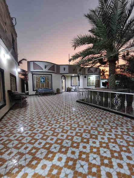 أسعد الله أوقاتكم بكل خير 🔷 
750متر علا شارع الوسطي مباشر 
الموقع البصره أبو الخصيب شارع الوسطي قريبه علا ابو كوصره 🛑
تحتوي علا بيت 
البيت جديدي يحتوي علا 
3قرف منام 
صاله
مطبخ
ديوان خارجي 
وصحيات داخلي وخارجي 🛑 
وحديقه 🌴🌹🌹
وكراج كلش حلو ◼️
علا شارع 🛣️
نوع العقار طابو فلاحه 
والسعر 140اوبيهه مجال 💸 
الاستفسار والاتصال علا 
 ***********
***********
