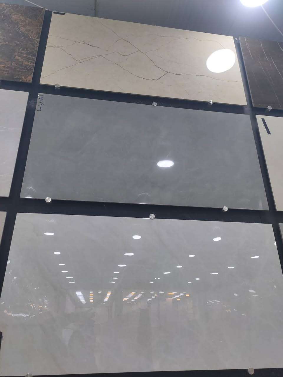 لوح هندي 120*60موديلات حديثه درجه اولئ 
لمعه فول/الرمادي الخمسه كيلو مدخل الحريه للستفسار ***********
