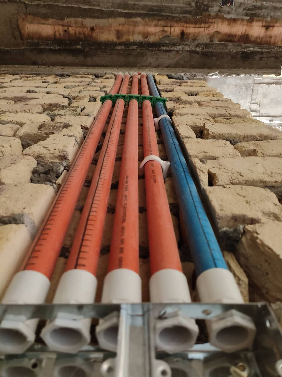 🔷 من البداية الصح... إلى شغل يدوم لسنوات 🔷
تم بعون الله تنفيذ أعمال الحفر وتثبيت البايبات لمنزل سكني بمساحة (250 م²) مكوّن من طابقين، وفق أعلى معايير الدقة والاحترافية، مع مراعاة الصيانة المستقبلية وسهولة التوسعة.
✅ منظومة إنترنت للطابقين
✅ تأسيس سبالت عدد (7)
✅ تأسيس كاميرات مراقبة عدد (6)
✅ منظومة ستلايت مركزي (Multi Switch)
✅ صاروخيات عدد (3)
✅ استخدام بوري الماستر الأصلي عالي الجودة
🔹 تم تنفيذ العمل باستخدام جهاز الليزر لضمان الاستقامة والدقة. 🔹 الكص والتنفيذ تم بالكوسرة للحصول على تشطيب نظيف واحترافي. 🔹 جميع المسارات مدروسة بعناية لضمان سهولة الصيانة مستقبلاً.
💯 شغل متقن... تأسيس صحيح... وراحة بال لسنوات.
⚡ تنفيذ كادر الماستر للتأسيسات الكهربائية وبوردات السيطرة ⚡
📞 للاستفسار والحجز: ***********
