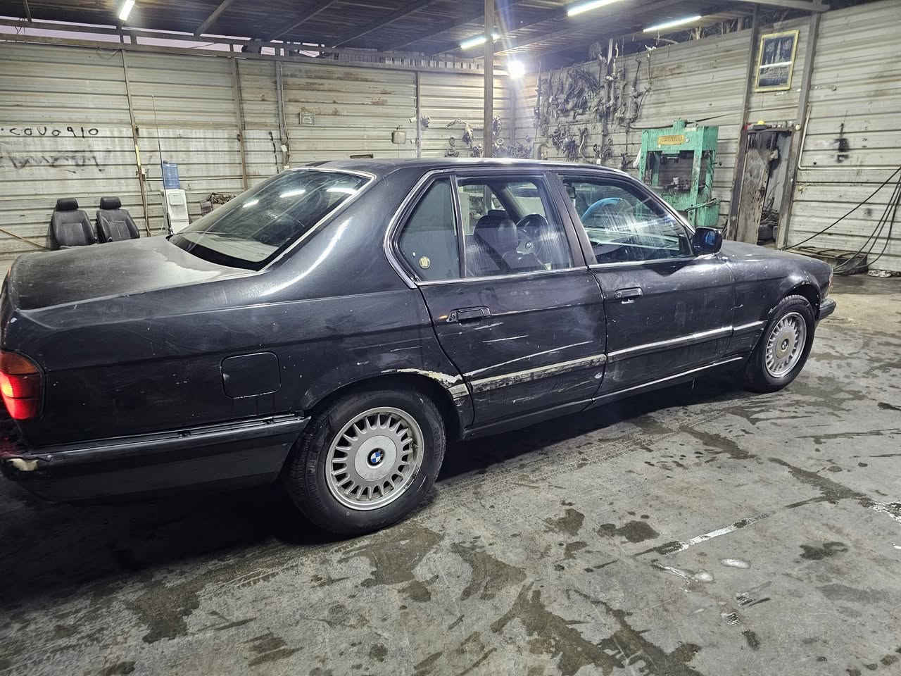 السلام عليكم للبيع او مراوس بي ام ٧٣٥ مكينه كير حداديه جاهزه موديل ٩٠ تايرار جدد تبريد شغال بجم عريض كهربائاتهه كله شغاله ماعده السلايت السعر ٣٦ وبيها مجال قليل *********** مكان بغداد الشعلة
