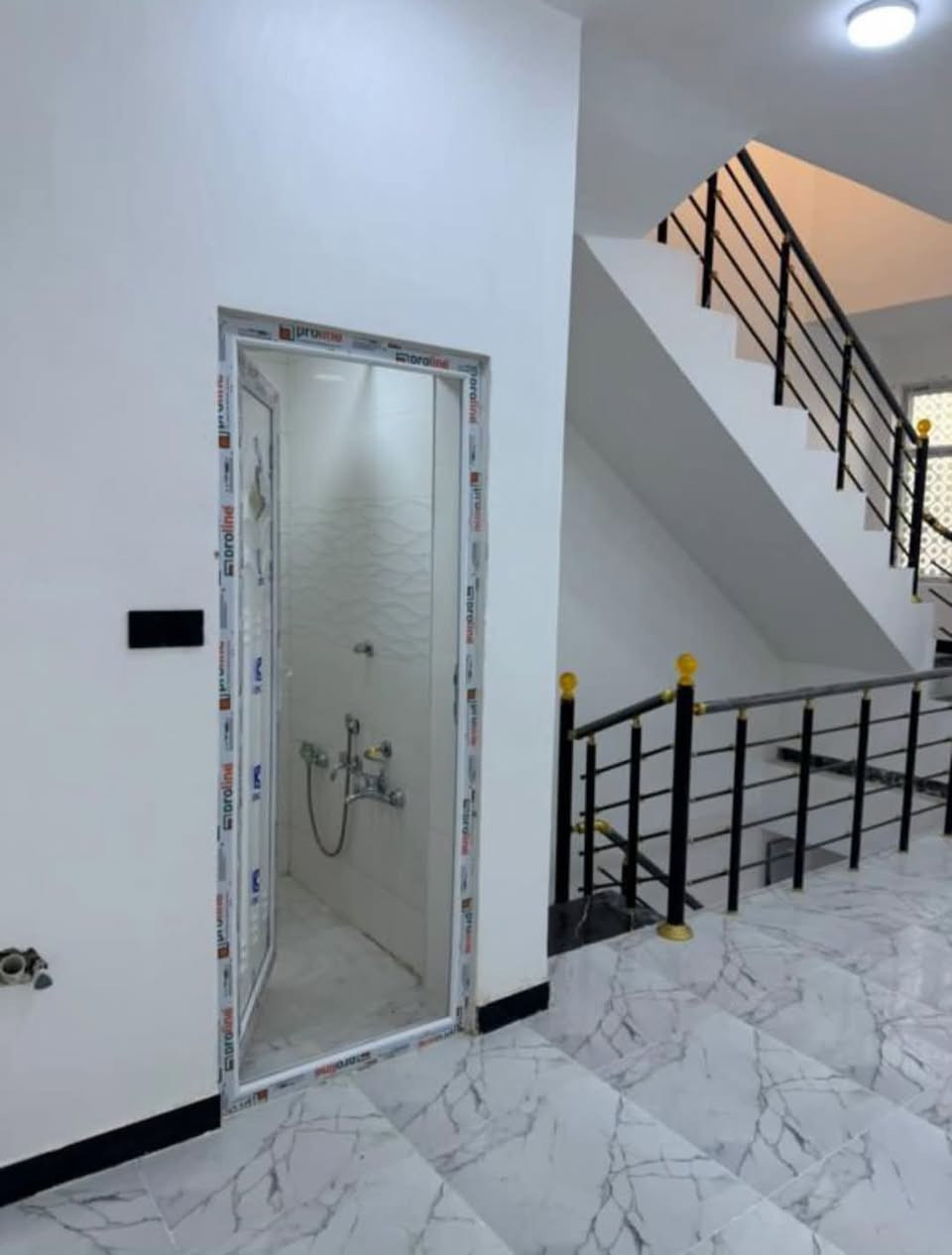 دار للبيع ٥٠متر بناء حديث طابقين على ساحه يحتوي على ٢غرفة نوم وصاله ومطبخ وصحيات السعر ١٤٥ مليون مع المجال 
***********
حسين الرماحي

