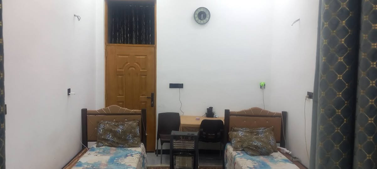 دار للبيع مساحه ١٠٠ متر٥×٢٠ طابو ملك صرف  زعفرانيه الوليد دور الامن الوطني خلف اعداديه المروج السعر المطلوب١٤٥طابق واحد ***********
