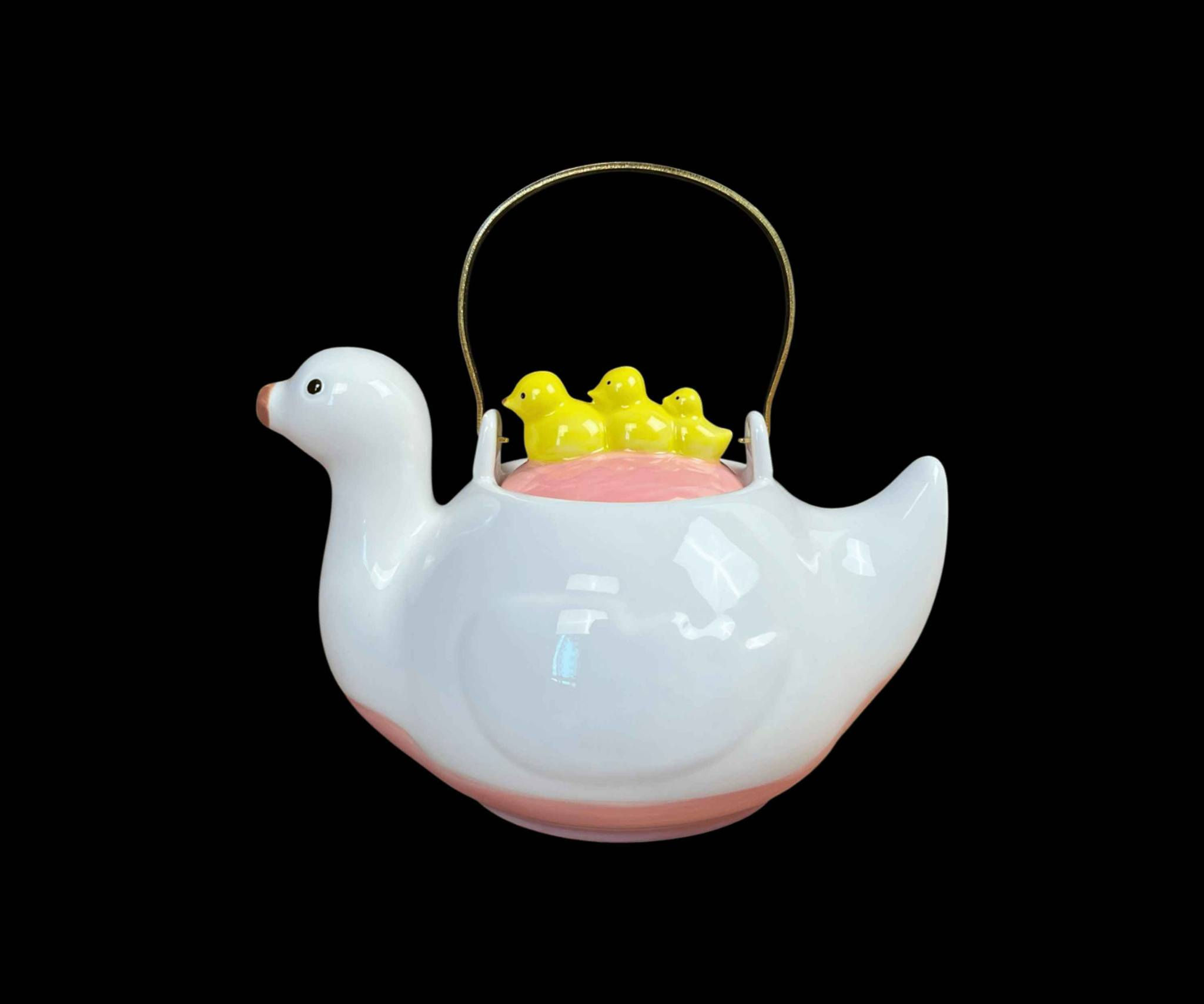 قوري شاي بتصميم البطات الثلاث

لاستخدامات:

يمكن استخدام هذا القوري الفريد لتقديم الشاي أو القهوة بطريقة مميزة في المناسبات الخاصة أو في الطاولات اليومية.

مثالي للاستخدام في المكاتب، المنازل، أو كمكون زخرفي لإضافة لمسة من الأناقة والمرح.

المميزات:

تصميم مبتكر على شكل بطة مع ثلاث بطات صغيرة تضفي لمسة من المرح والجمال.

مصمم من مادة السيراميك عالية الجودة التي تضمن المتانة والمظهر الجذاب.

مزود بمقبض معدني ذهبي يسهل حمله.

سعة جيدة للاستخدام اليومي مع تصميم سهل الاستخدام.

محتويات الصندوق:

قوري سيراميك مزخرف بتصميم بطة.

الملاحظات:

يجب تنظيفه بعناية لتجنب الخدوش على السطح الزخرفي.

يحفظ بعيدًا عن الأطفال بسبب الأجزاء الصغيرة.

مقاسات الكارتون:

طول: 17 سم

عرض: 17 سم

ارتفاع: 15 سم بغداد, العراق


**إذا كنت صاحب هذا الإعلان وتريد حذفه لأي سبب، رجاءا أرسل رسالة إلى الدعم الفني**