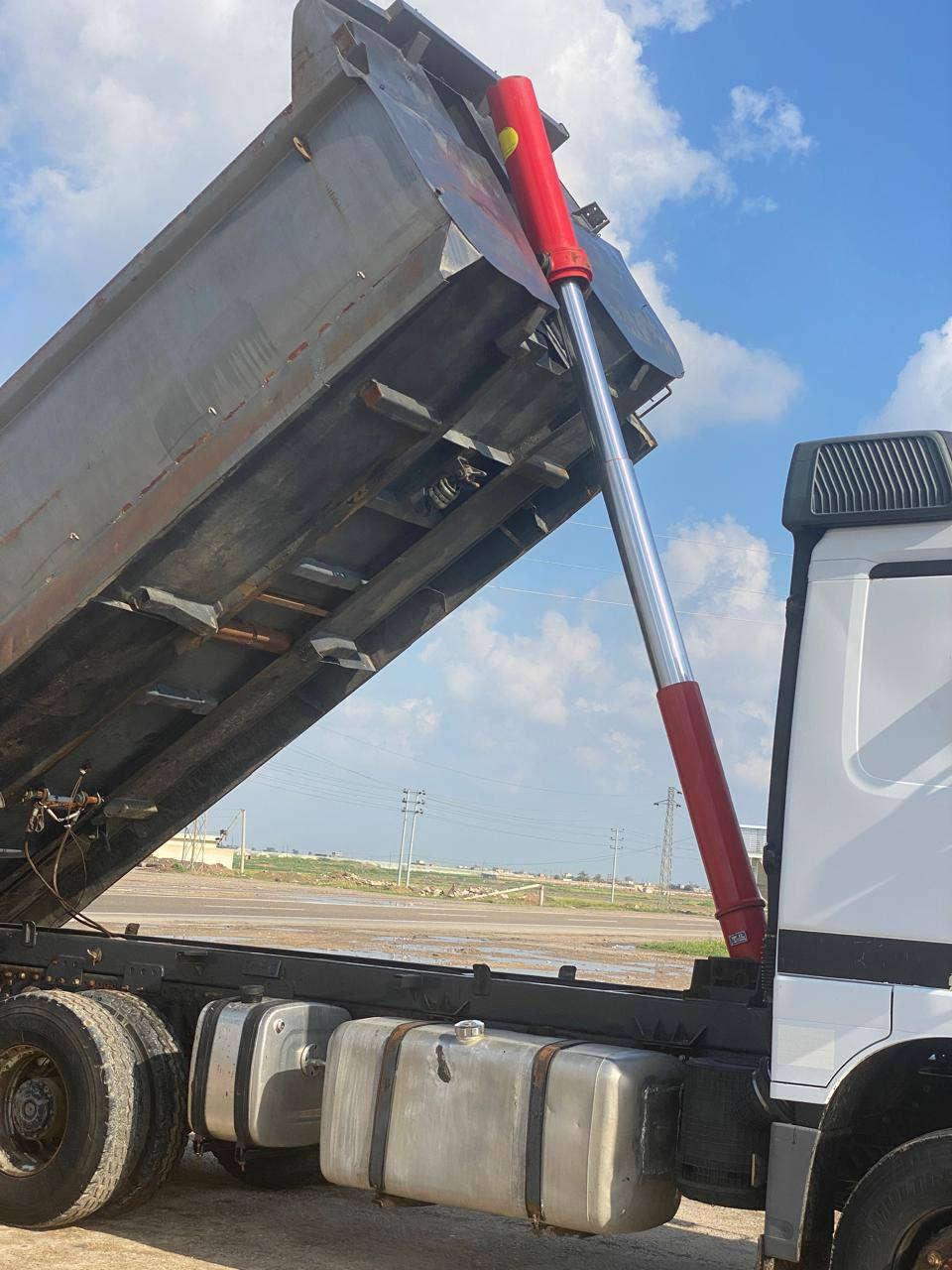 السلام عليكم اقرا المنشور قبل الاتصال
مرسيدس اكتروس  سكس للبيع 
موديل 2000 مسجله في السنويه قاطره ونصف مقطوره بدن ثابت ذو جوانب متحركه تاريخ انتهاء السنويه 2029 
شرط التحويل
اللون ابيض غير محدد ما بيها قطره صبغ 
السياره باسمي رقم انجليزي صلاح الدين 
السياره اصلها تك و مطوله اني مطولها بيدي
مجموعه اكتروز 2004 مال دمعه نص جي اف اربع افحله
محرك حجم 40 كير حجم 211 على وضع الشركه الكير والمحرك السياره من  جوع الشغل خير من الله تخم تاير 
فرندكسن خمس وركات
بدي كوري حوضي عمل جديد 
طول 6 م و20 سم 
حجم البدي 17 مكعب 
السعر 315  $ ورقه 
الاتصال على هذا الرقم 
*********** سامراء خط السريع معرض الحاج لطيف الخنجر
