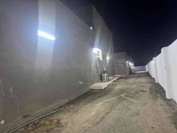 دونم  سند25للبيع يحتوي على 4 دور سكنية بناء حديث2025   البيت الاول طابق ونص300 متر 
البيوت ال3 الخلفية170 متر للبيت الواحد  وخلف البيوت قطعه 200 متر بناء فول1/1
دونم كامل مسيج 
المكان بغداد قرب شارع سياحي العام خلف معمل الدوة 
كافة الخدمات 
للاستفسار
***********
