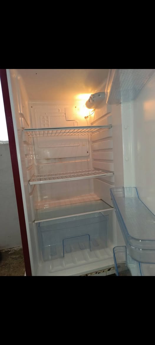 ثلاجه للبيع نظيف كلش كلش تجميد فول سعر 120 بي مجال سبب البيع حجمه صغير علينا***********
