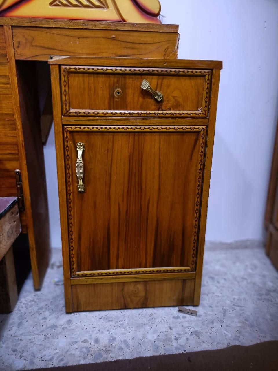 السلام عليكم
غرفه اخشاب للبيع 
صاج عراقي 
اخت الجديده ما مستعمله هواي 
شكلهه حلو وقويه  وكامله حته صبغ ما يحتاجلهه كبل اخذ شد 
وياها جربايه نفرين بس ما طالعه بلصوره 
شتريتهه ب بمليون قبل 4 اشهر 
وهسه رايدهه ب600 وبيهه مجال قليل 
مكاني بغداد عبيدي 
رقم الهاتف ***********
متواجد خاص وواتساب ورقم 
تحياتي♥️
