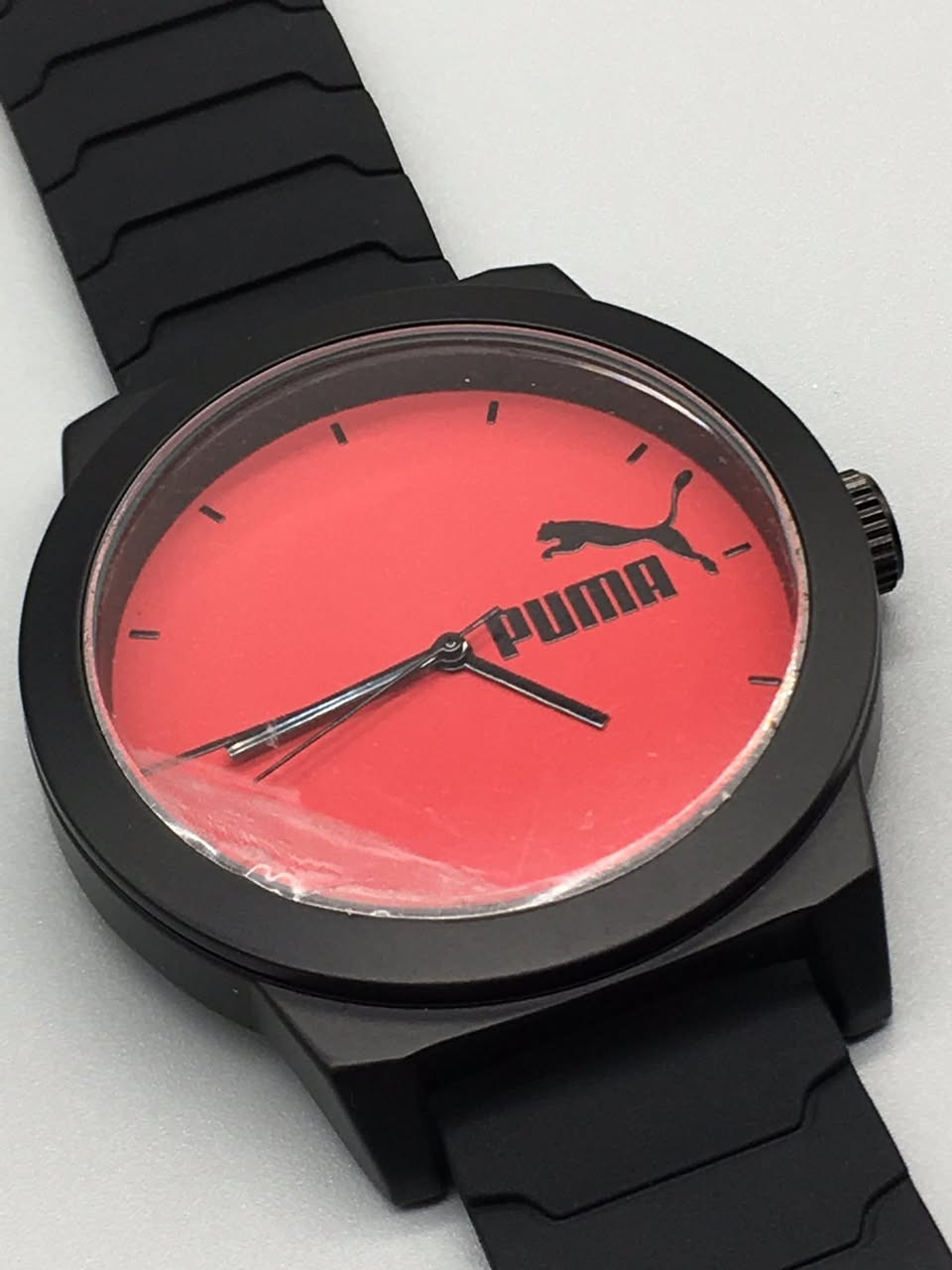 ساعه PUMA وكاله اورجينال نضافة 100‎%‎

حركة كوارتز بثلاثة عقارب بمينا بلون احمر غير لامع مع عقارب بلون الاسود على شكل عصا وسوار سيليكون احمر

قطر الهيكل 46 ملم

سُمك الهيكل 11 ملم

مقاومة للماء حتى عمق 30 مترا

غير مستخدم

———————————————-

يوجد توصيل 🚚 ( بغداد - محافظات العراق )

☎️رقم الهاتف : ***********

للحجز - دايركت
