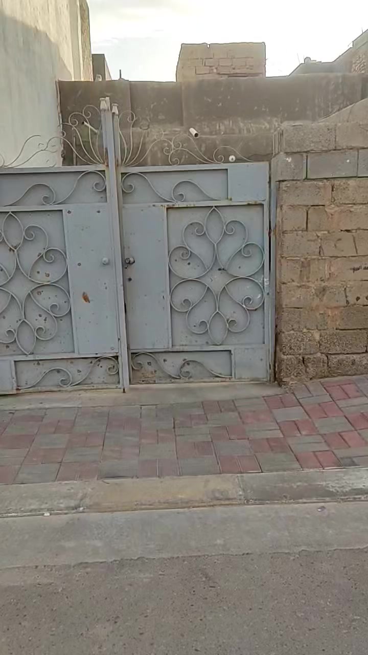 السلام عليكم ورحمه الله وبركاته
دار. للبيع الموقع التأميم القادسية 2الرياضيين 
الدار يتكون من استقبال غرفة مطبخ حار و بارد وصحيات وصاله 
الدار طابو صرف للاستفسار اكثر الاتصال بالرقم 
***********
