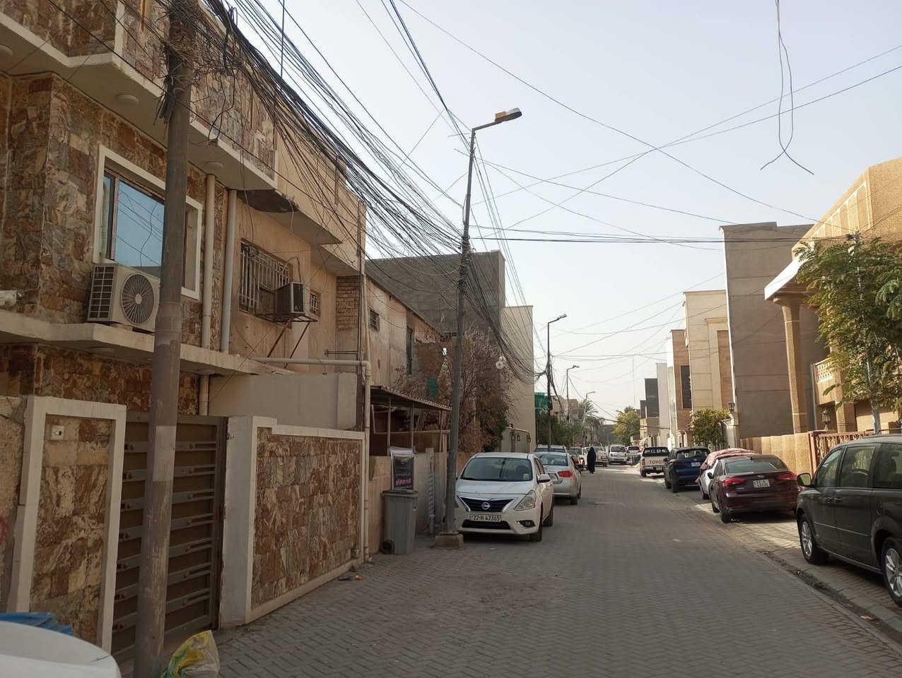 السلام عليكم تعلن شركة الجبوري للعقار والمقاولات العامه عن بيع دار ملك صرف سكني في منطقة الكريعات الكويتي قرب فلكة القرغولي استفسار اتصال على الارقام التاليه 
1 المساحة 90 مترررررر 
2 الواجه 6 متررر 
3 النزال 15 مترررر 
4 عرض الشارع 10 مترررر كامل الاخدمات 
5 السعر  مليونين و650 الف المتر الواحد وبي مجال 
يتكون من طابقين وبيتونه وسطح 
الطابق الأول طرمه وصاله وحولي ومطبخ وغرفة نوم وخدمات ومنور 
الطابق الثاني غرفتين نوم وحولي وخدمات وبيتونه وسطح 
عنوان الشركة الكريعات الكويتي شارع حسينية ابي تراب قرب فلكة القرغولي استفسار اتصال على الارقام التاليه 
*********** أبو صكر الجبوري 
***********
