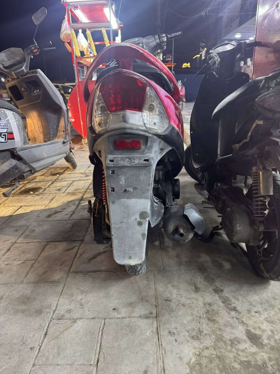 سلام عليكم للبيع ماكس عدله 120 بلاديه ماملعوب بيها برغي شلعه ومعدل خير من الله كهربائيات كلها شغاله هورن لايت اشاير يمنه يسره  سلف  كفرات بلادي كله بلاديه الدراجه السعر 550 وبيها مجال للشراي رقمي *********** مكاني بغداد اتصل وتدلل❤️
