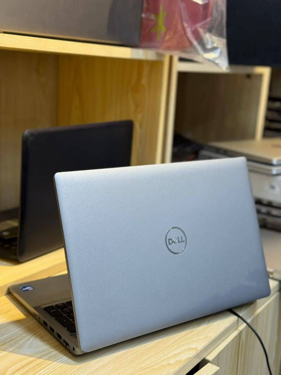 لابتوب Dell Latitude 5520
📌 أداء قوي وسلس لجميع الأعمال اليومية والمهنية والمدرسية 🎓💼
🔹 المواصفات:
• المعالج: Intel i7-11th gen — سرعة أداء ممتازة ⚡
• الرام: 16 GB — أداء سريع وتعدد مهام 🔄
• التخزين: 256 GB SSD — فتح وتشغيل فوري 🚀
• الشاشة: 15.6″ FHD — وضوح عالي وجودة مشاهدة 📺
• كرت الشاشة: Intel Iris مع 8 GB — رسوميات أفضــل للجرافيكس الخفيفة 🎨
🎁 الهدايا المرفقة:
• حقيبة
• شاحن
• ماوس
• ماوس باد
🛡️ الضمانات والخدمات:
✔️ فحص كامل قبل الإرسال
✔️ فحص كامل قبل الدفع والاستلام
✔️ ضمان 7 أيام استبدال عند وجود خلل مصنعي
✔️ جاهز للاستخدام مباشرة
📍 الموقع: بغداد الأمين الثانية
📍 اربيل- السلطان مظفر 

📱 للتواصل واتساب: ***********
💰 السعر: 490,000 د.ع فقط
📦 توصيل متوفر إلى أي مكان / جميع المحافظات
