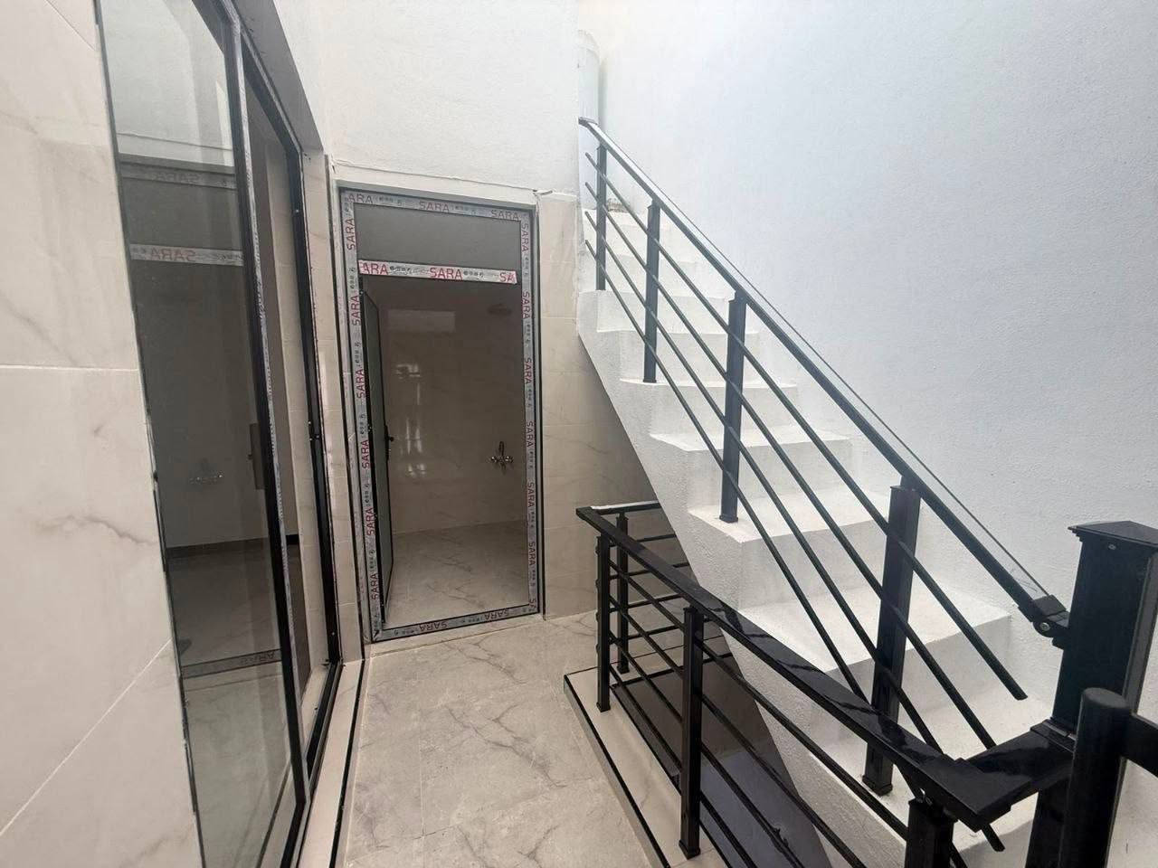 🔸سند طابو يتسجل بإسم اي عراقي
📍أربيل-منزلين للبيع حي 8حساروك قرب شارع كورنيش ع شارع 15M

➖مساحة 125M+125M طابقين 
يتكون⤵️
➖4غرف نوم 
➖استقبال-صاله-مطبخ-مجموعه صحيات-كراج
***********
***********
***********
**********************
في حال لم يتوافق العقار مع رغبتكم او لم يكن بقدر امكانيتكم زوروا موقعنا على تلكرام للتصفح على اكثر عدد من العقارات المتوفرة•https://t.me/miran_48

7 دفتر

