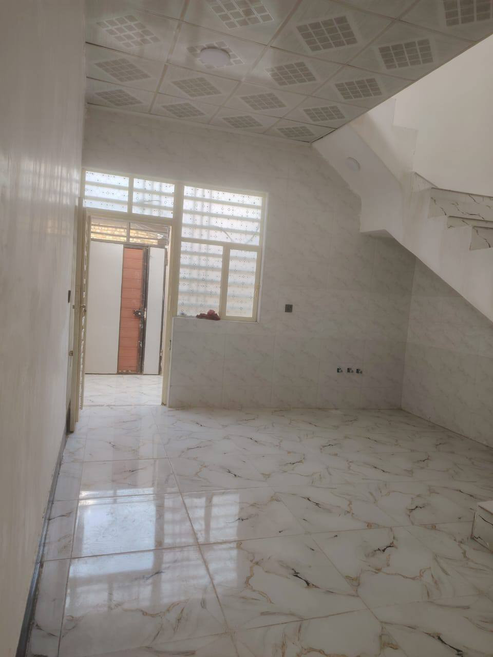 سلام عليكم  خمسينات للبيع بناء بلوك اساس طابوك سقف صب كونكريت كول بيت يحتوي على غرفه او صاله وصحيات ومطبخ مفتوح ع صاله ارضيه بورسلين سقوف ثانويه قريب على مدرست الزدهار او قريب على شارع حاتم الخير كول بيت سعره ٢٤ او بي مجال ***********
