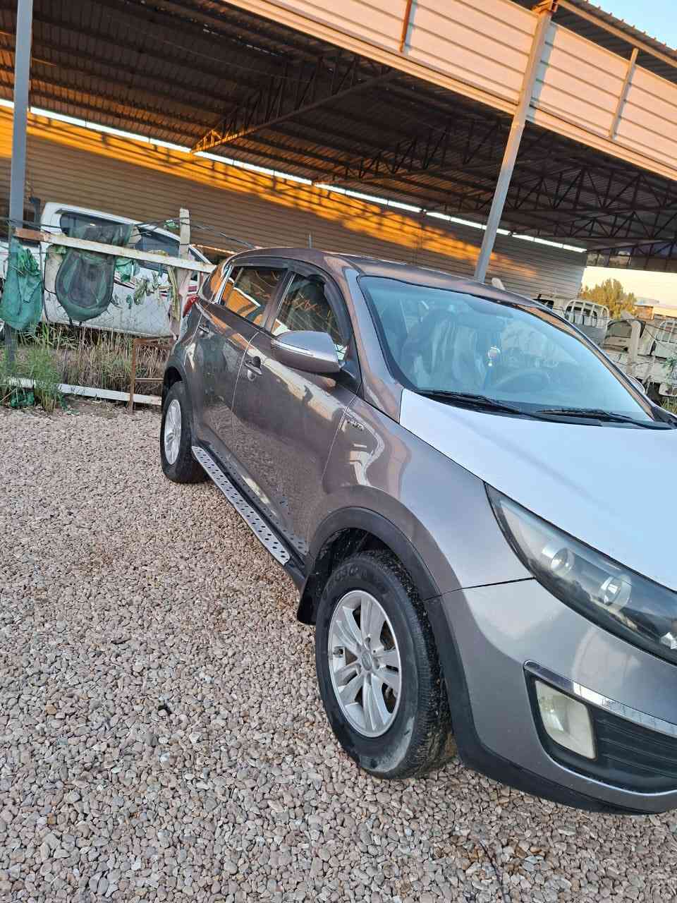 السلام عليكم سبورتج 2011امريكي مكينه 2400دوش جاهزه من كشي حداديه كهربائيات رقم دولي تريد وكاله تريد تحويل بيه قطعتين جاملغ وبنيد اي دواخل مابيه السياره لاستفسار اكثر تصل عله رقم ***********
