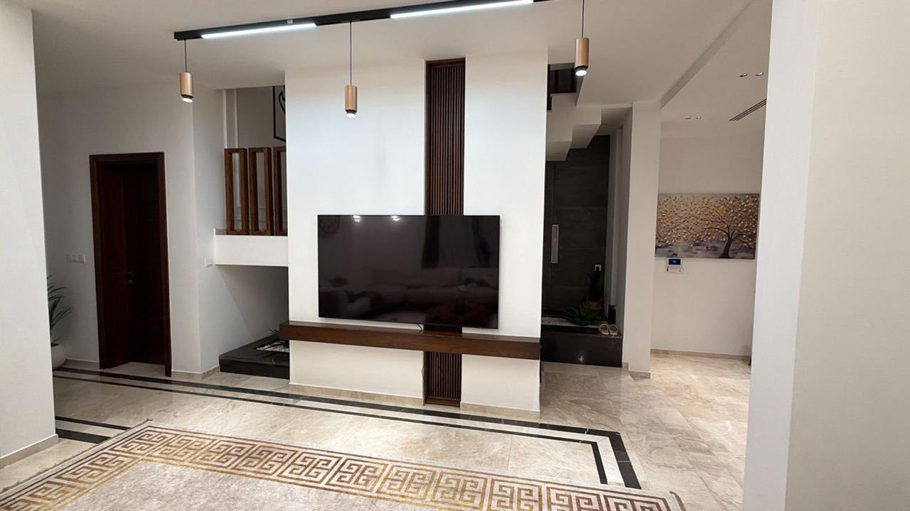 للبيع دار حديث زيونه محله 716
المساحة 240 متر 
واجهه 8 متر 
النزال 30 متر 
فول درجة اولى بناء من الكوالتي الممتاز 
يحتوي ع 5 غرف نوم سويتات 
للاستفسار :*********** 
بلال الزبيدي للعقار
