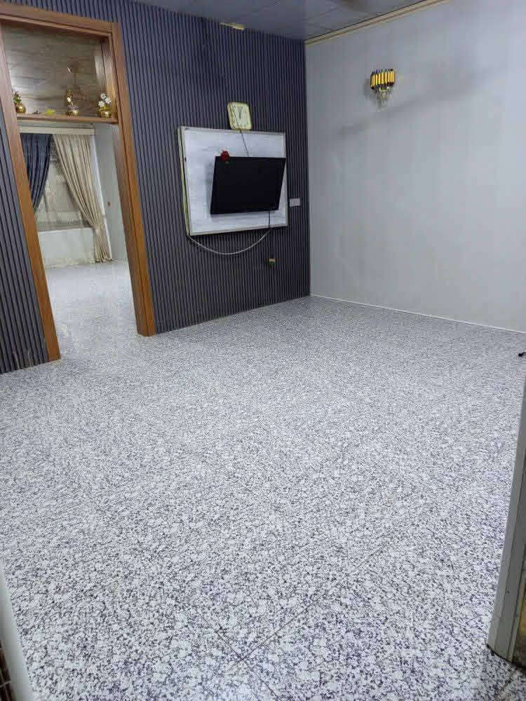 للبيع مساحته 150 كاطون رازي شارع ابو رباح خلف صيدليه صدئ شفاء متكون من غرفتين صاله مطبخ استقبال سعره(. 120) وبي مجال  رقم تواصل ***********
