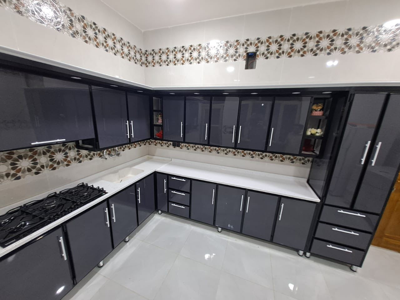 🍴✨ مطبخ ألمنيوم من أعمالنا ✨🍴
إن شاء الله ينال إعجابكم 🤍

🔹 مواصفات:
🇹🇷 خامات تركية عالية الجودة
🪵 محشّى بالخشب لثبات ومتانة أكثر
💧 دواخل فوم ضد الماء
🎯 التصميم والتنفيذ حسب طلب الزبون
سعر المتر الارضي ١٤٠
سعر المتر معلق ١٤٠ 
سعر المتر المرمر ٩٠ الف
سعر المتر الكوارتز١٢٥الف 
📞 للاستفسار والتواصل:
عبر الصفحة 📩 أو الاتصال على الرقم:
*********** 📱العنوان كوت دور العمال
