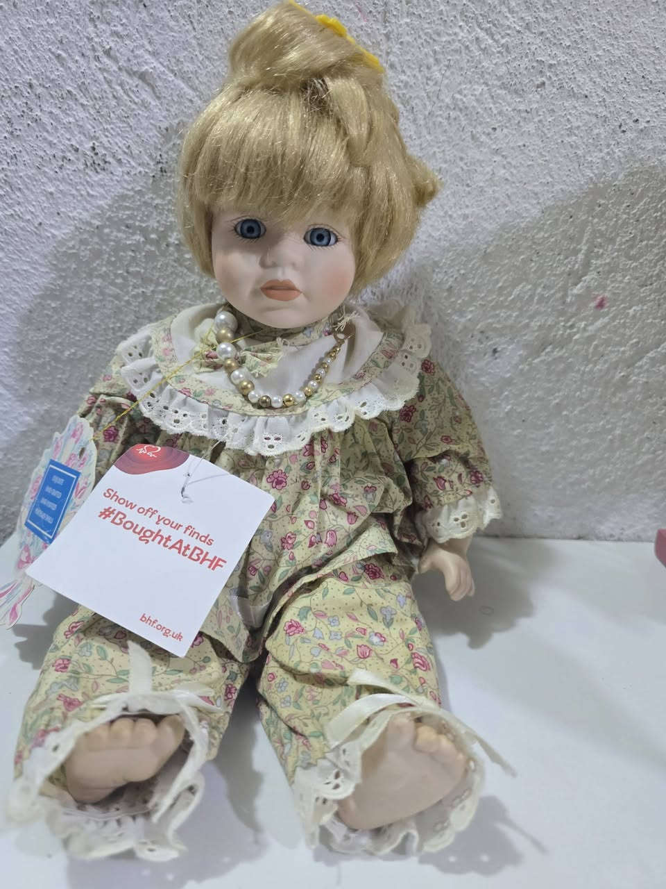 دمية خزفية نادرة  تُدعى "أليس" (Alice) من مجموعة The Promenade Collection الشهيرة. تم تصنيعها من البورسلين الناعم (Bisque Porcelain) وتتميز بملابسها الفيكتورية المزينة بالورود والدانتيل الأبيض. 
نظيفة جدا ترتدي قلادة مع اوراقهة الرسمية واماكن شرائها الاصلية متحمل الدمية ملصقًا يعود لـ مؤسسة القلب البريطانية (British Heart Foundation) مع هاشتاج #BoughtAtBHF، مما يوضح أنه تم شراؤها من متاجر الأعمال الخيرية التابعة للمؤسسة في المملكة المتحدة 
الحجم ٣٠ سم 
بيهة ضرر بالرأس من الخلف ممبين مغطي الشعر 
السعر 25 الف


**إذا كنت صاحب هذا الإعلان وتريد حذفه لأي سبب، رجاءا أرسل رسالة إلى الدعم الفني**