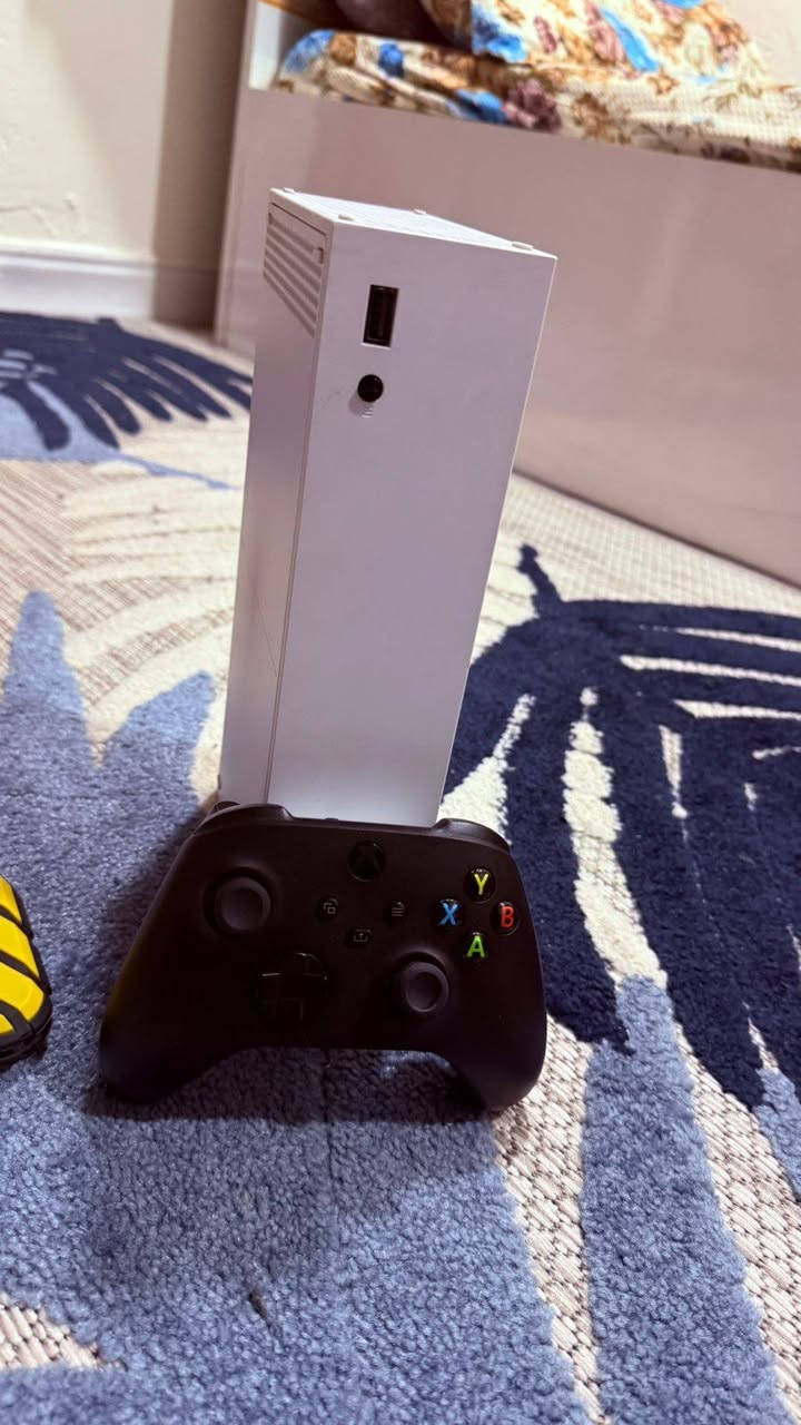 للبيع xbox series S
،،الاكس بوك نضيف جدا

،،اليدة اصلية مال شركة بس بدلتله القاعدة مال بطارية 
والبطارية اصلية هم مال شركة 

،،ويا هارد 1TB تخزين العاب اي شي تريد اسوي بي اخذتة جديد 
سعرة 70 الف 

،،التخزين الداخلي 512 كيكبايت 

ملاحضة : بدون كارتونة 

ملاحضة : غير مفتوح ابدا

السعر : 350 او بي مجال 

واتساب : ***********
