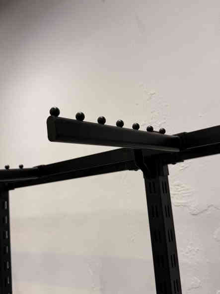 ستاندات ارضية وتعاليك تيشيرتات و بجايم اكرلك مستعمل شهرين فقط رقمي ***********
