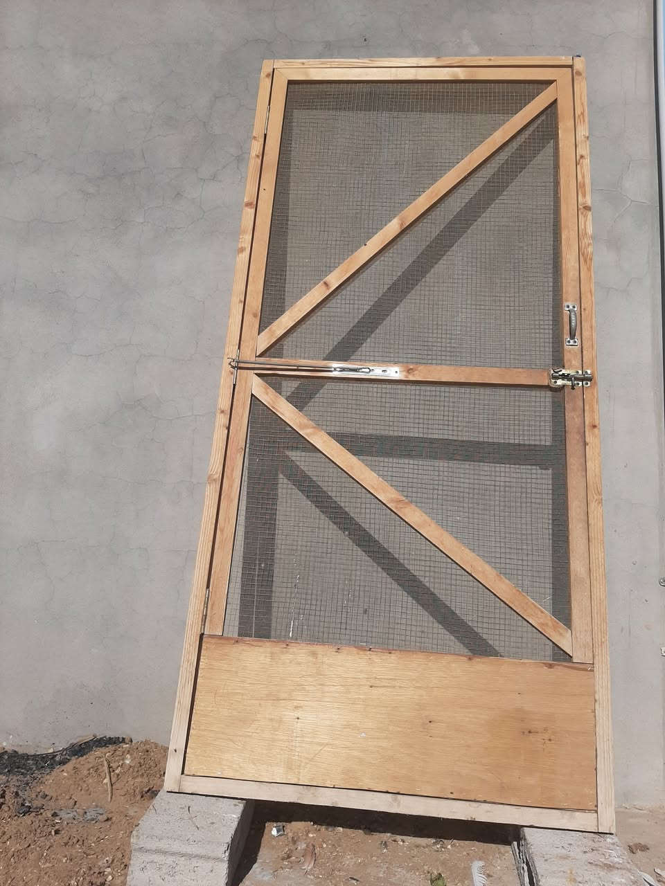متاح باب خشب مغلف بسيم طبقتين مربعات و ذبابي العرض متر والطول مترين وعشرين المكان شهربان الستفسار ***********
