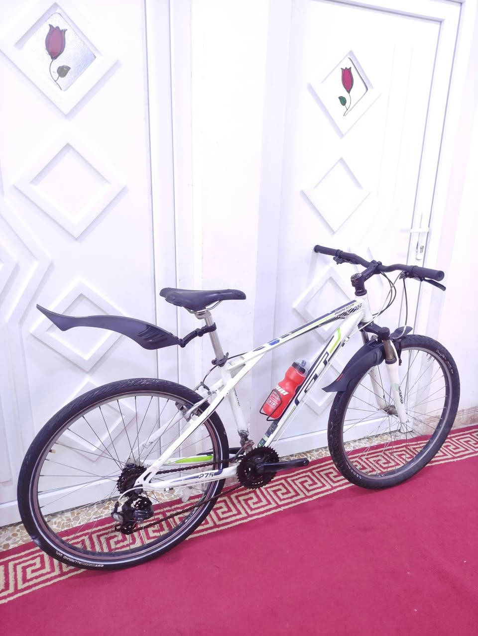 السلام عليكم
دراجه #جبلي ماركة #GTجي_تي العالميه ماركه غنيه عن التعريف

 صنع امريكي اصلي 🇺🇸مختوم Made in USA.لشه مضلع حديث 

فول المنيوم خفيف جدا ...لون ابيض ثلجي مطعم بأزرق وفسفوري

حجم 27.5  قياس M  ميديم لشه عالية....دبل أمامي سلس 100٪

سستم شيمانو كامل ...سيت  #SHIMANO كامل سلس وسريع

بدالات السرعه 7X3 سحب دفع #شاشه حديث ....بريكات سستم 

بروماكس بالمكان ....وياله طبقتين اصليه #alltera مصممه لتحمل الاوزان الثقيله والطسات 

تايرات كتان اصليه ماركة نقشة ناعمة 27.5 احترافية اورجنال

سرج طبي اصلي  ..ستيرن رياضي نفخ المنيوم ...بيدارات بولبرن

كمبليونات وياله وسرج اصلي ....رقبة اصلية نفخ مختومة GT

🔴الدراجه قطعه مال حاويه غير مستخدمه داخل العراق.مابيها برغي مبدل على وضع الشركة بلاد..ختم ليبل واحد الدراجه بدون اي نقص كامله وجاهزه

المكان موصل الجانب الايسر....السعر 200 الف (ثابت_قفل)

يوجد توصيل بغداد وجميع المحافضات العراقية

***********  رقمي للتواصل
