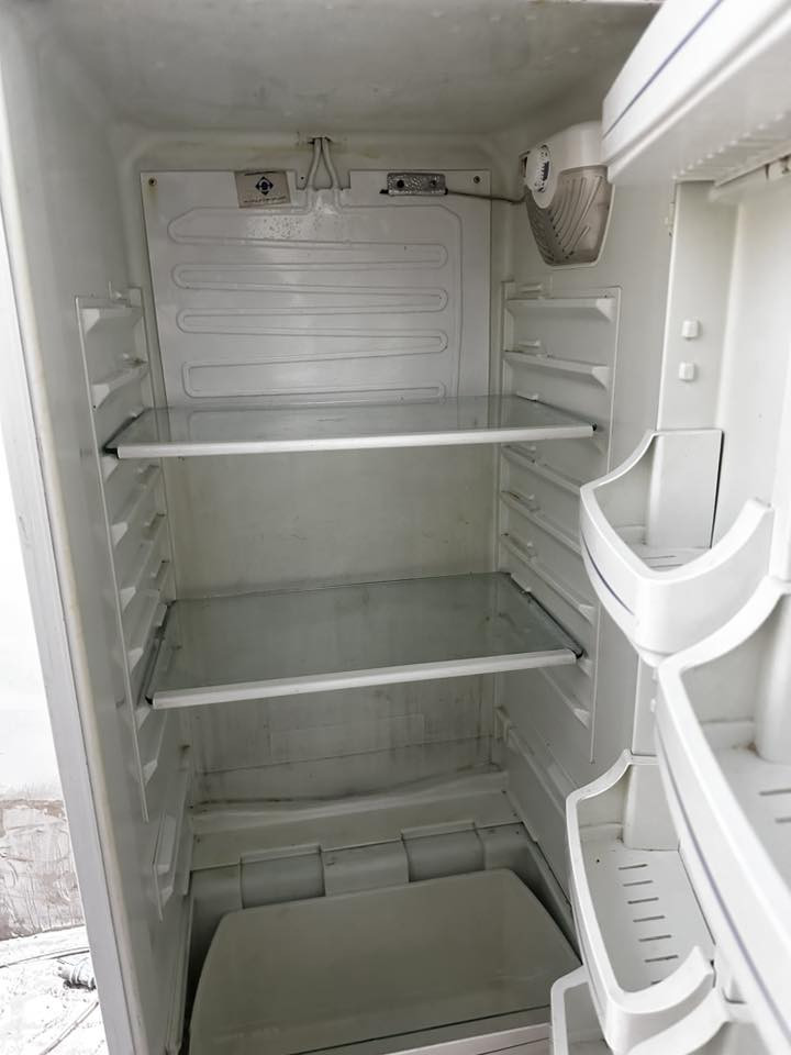 للبيع سعره١٥٠ وبيهه مجال  للطيبين شغاله مابيهه اي عيب فقط ناقص رف واحد مكسور  تجميد فول ١٠٠٪؜ عنواني دوميز. ***********
