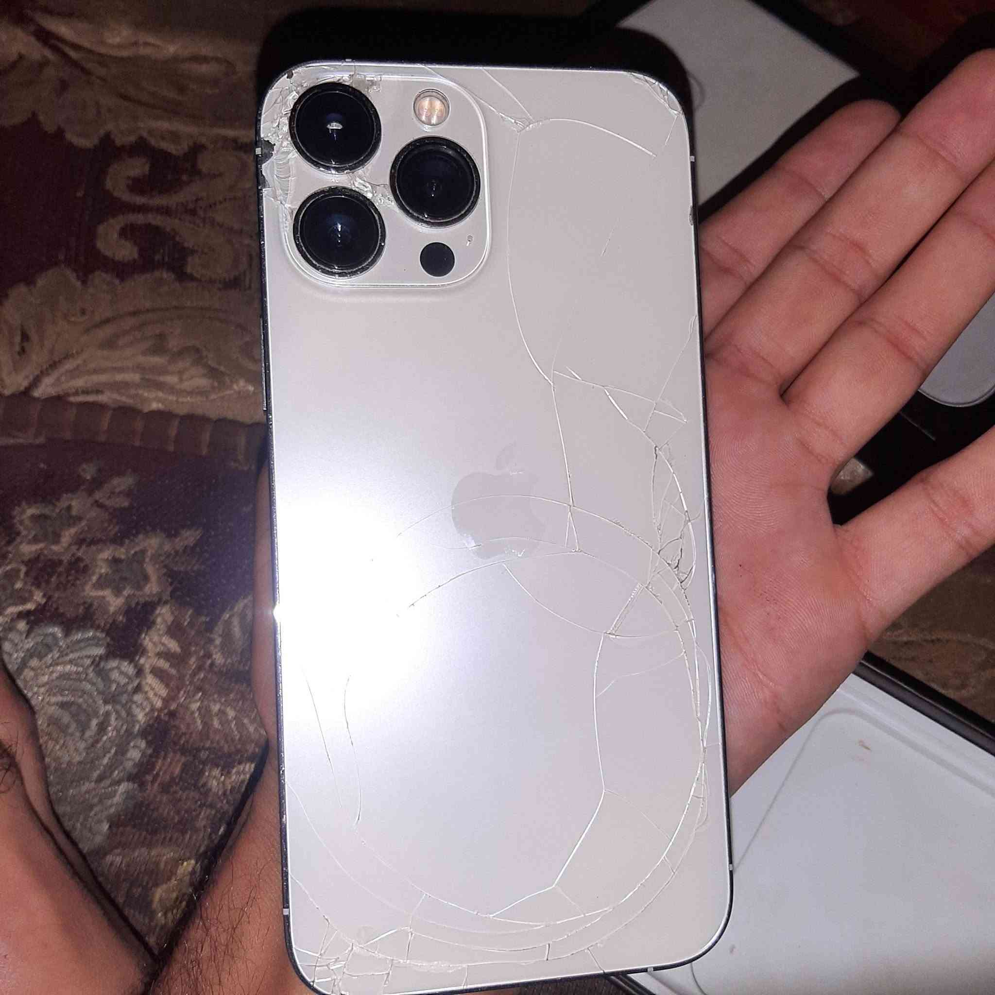 سلام عليكم ايفون ١٣ برو ماكس بطاريه ٨٣ مبايل مكسوره شاشه كلشي شغال بي اعله سعر ابيع مبايل شغال تبداله شاشه يشتغل رقمي فقط واتساب ***********
