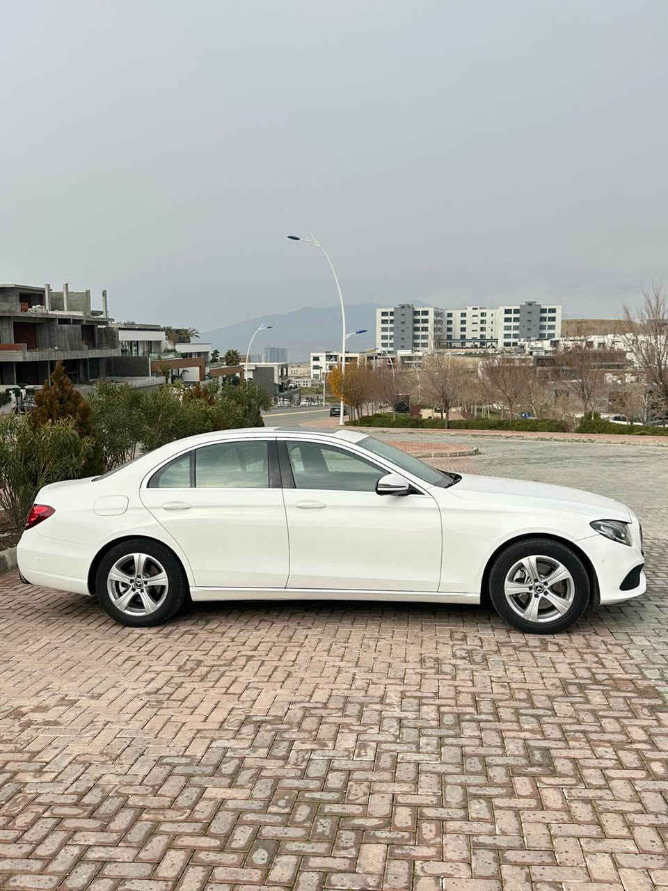 Mercedes Benz E250 نمونە لە جوانی 
وارد ئەڵمانی زەمان ٢ سویچ 
بێ بۆیاخ - یەک پارچەی گۆڕاوە بە شەریکە ٢ پەڵەی بچوک ساردی هەیە 
٨٤ مایل ڕۆیشتووە 
گێڕ و مەکینەی نەکراوەتەوە بەشەرت کامل سێرڤس کراوە بێ مەسرەفە 
سلێمانی ناوشار 
ژمارەی خاوەنی :*********** 
نرخ: ٢٥٥$ و معامەلە السليمانية, العراق
