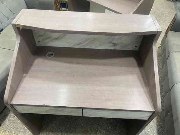 ميز رسبشن للبيع نضيف عدد 2 
***********
