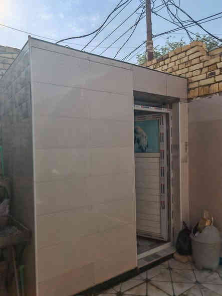 السلام عليكم بيت اسهم بالمدينه للبيع
مساحته ٢٠٤ متر طابوق وصب درجه اولى يسراميك
متكون من
غرفتين وصاله واستقبال ومطبخ وصحيات داخليه وخارجيه وحديقه وكراج
***********
